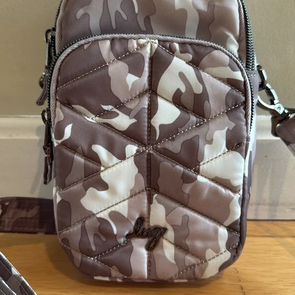 Lug Convertible Crossbody Hip Pouch Skeeter Mini in camo, new - Picture 3 of 11